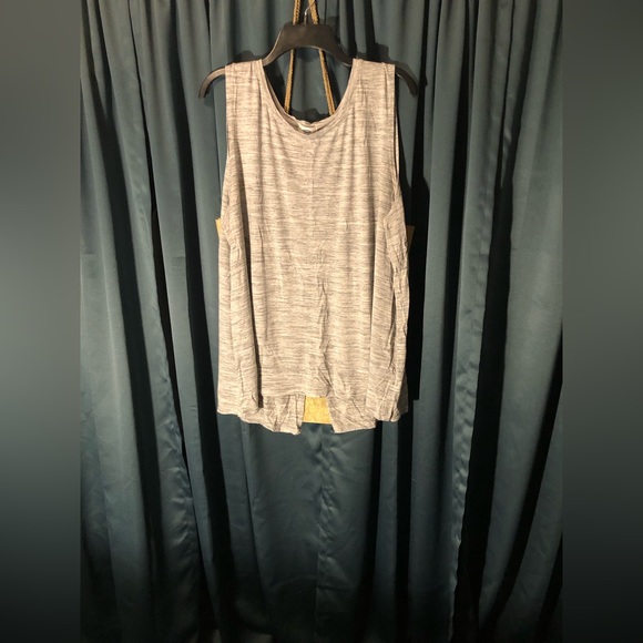 Old navy sleeveless top (inventory tub #1) - Picture 2 of 6